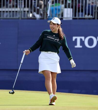 　１８番、バーディーパットを決める荒木優奈（撮影・山口登）