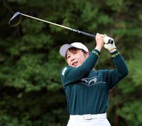 　２番、ティーショットを放つ荒木優奈（撮影・山口登）