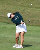 　１８番、３打目でグリーンを狙う荒木優奈（撮影・山口登）