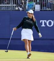 　１８番、バーディーパットを決める荒木優奈（撮影・山口登）