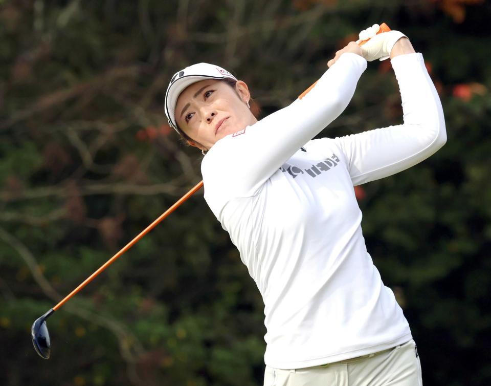 　２番、ティーショットを放つ渡辺彩香（撮影・山口登）