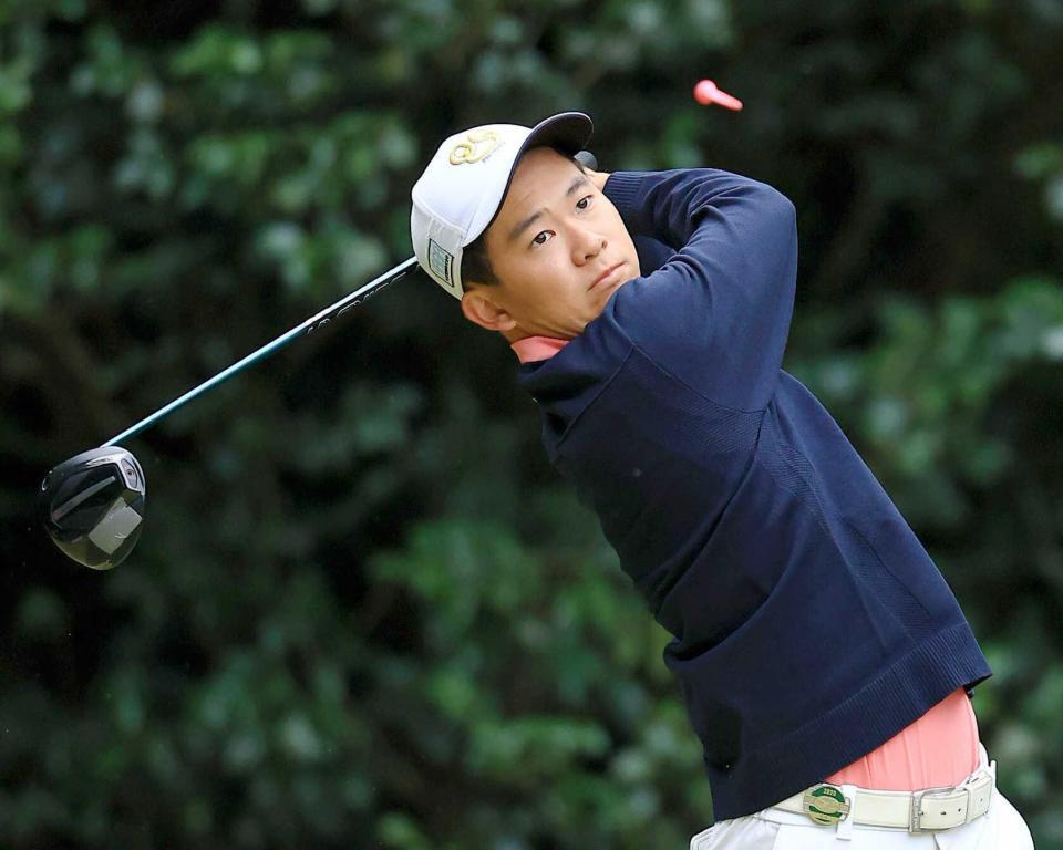 　７アンダーで首位に立った小林匠