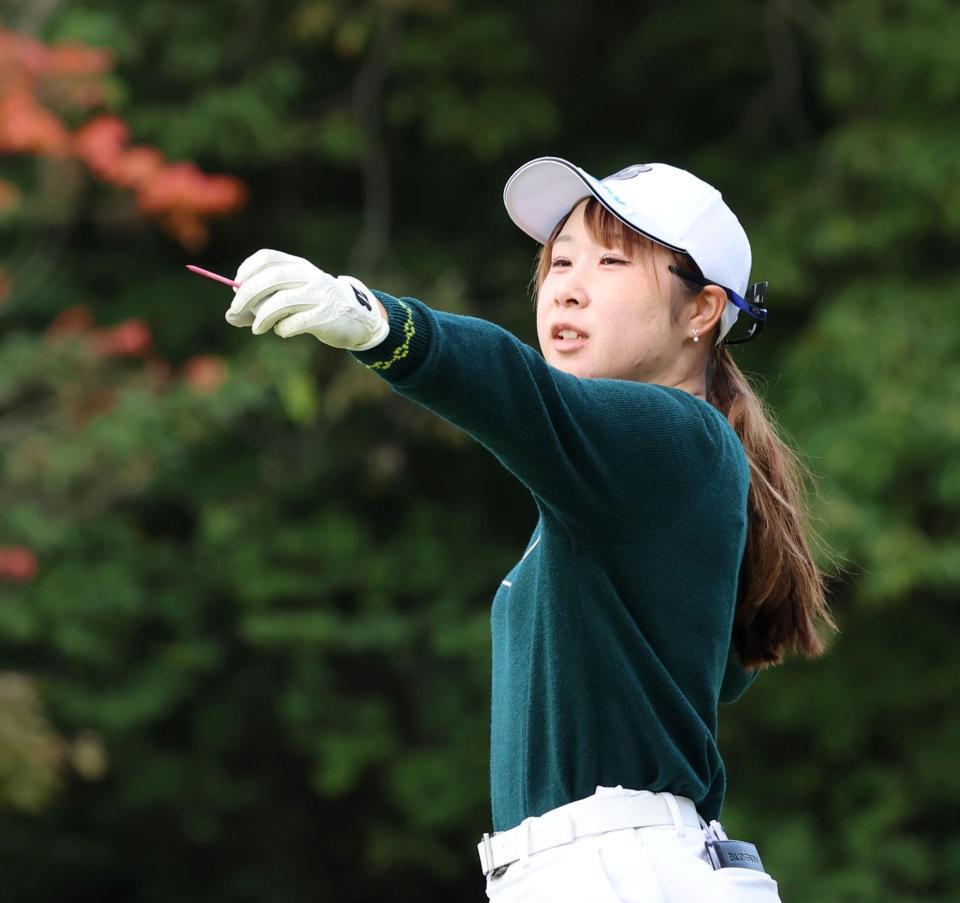 　２番、ティーグラウンドで目標を確認する荒木優奈（撮影・山口登）