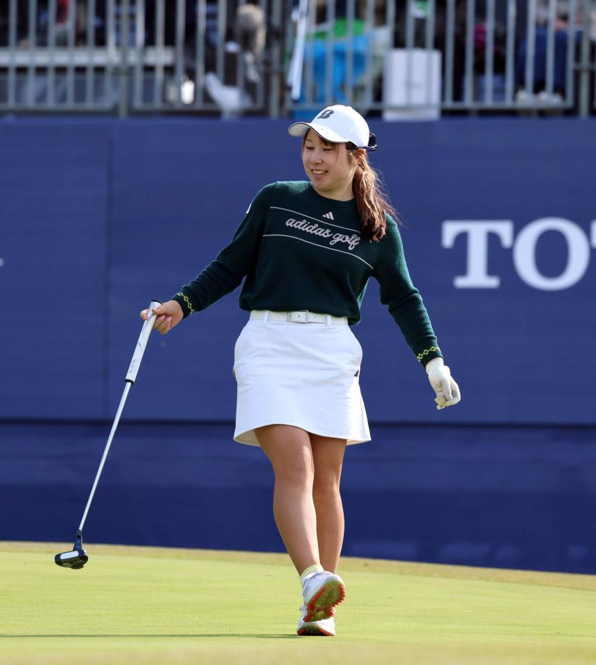 　１８番、バーディーパットを決める荒木優奈（撮影・山口登）