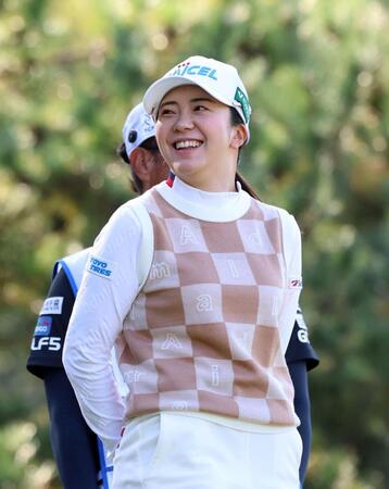 　３番、ティーグラウンドで笑顔を見せる堀琴音（撮影・山口登）