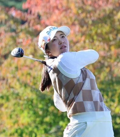 　３番、ティーショットを放つ堀琴音（撮影・山口登）