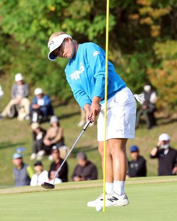 　１８番、バーディーパットを決める鈴木愛（撮影・山口登）