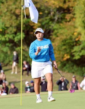 　１８番、バーディーパットを決める鈴木愛（撮影・山口登）