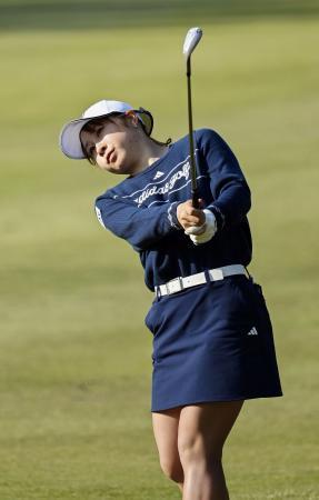 　第３日、通算１５アンダーで首位の荒木優奈＝瀬田ＧＣ