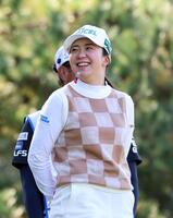 　３番、ティーグラウンドで笑顔を見せる堀琴音（撮影・山口登）