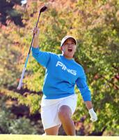 　３番、ティーショットを放った後に悔しがる鈴木愛（撮影・山口登）