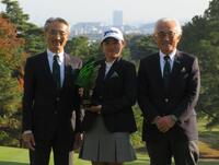 　明治安田の永島英器社長（左）と根岸秋男会長（右）から祝福される岩永杏奈