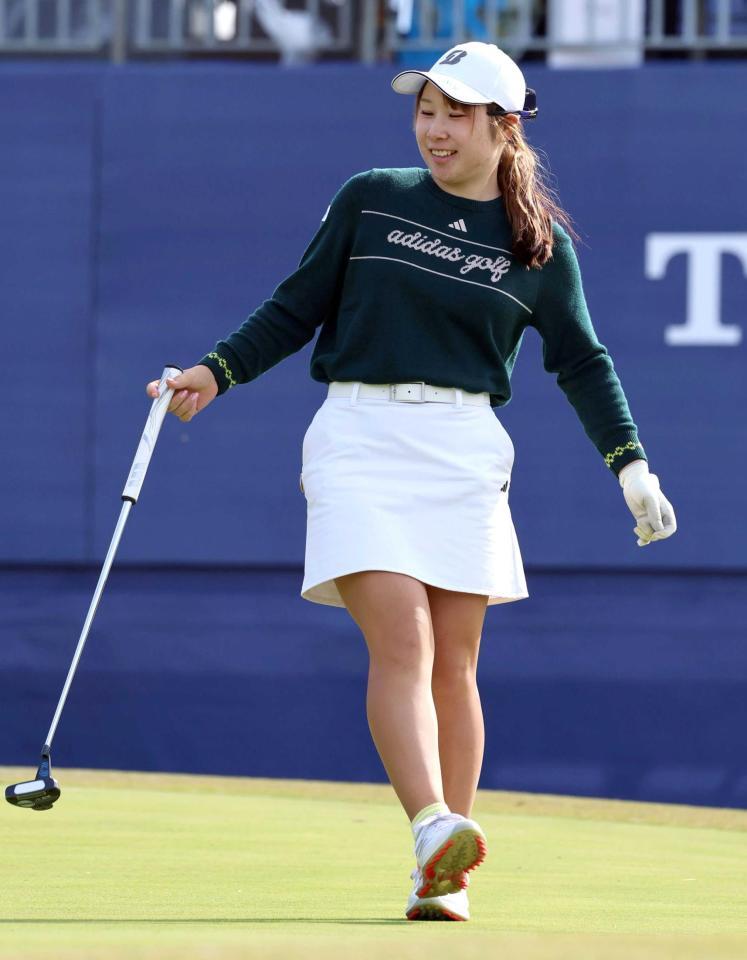 　１８番、バーディーパットを決める荒木優奈（撮影・山口登）