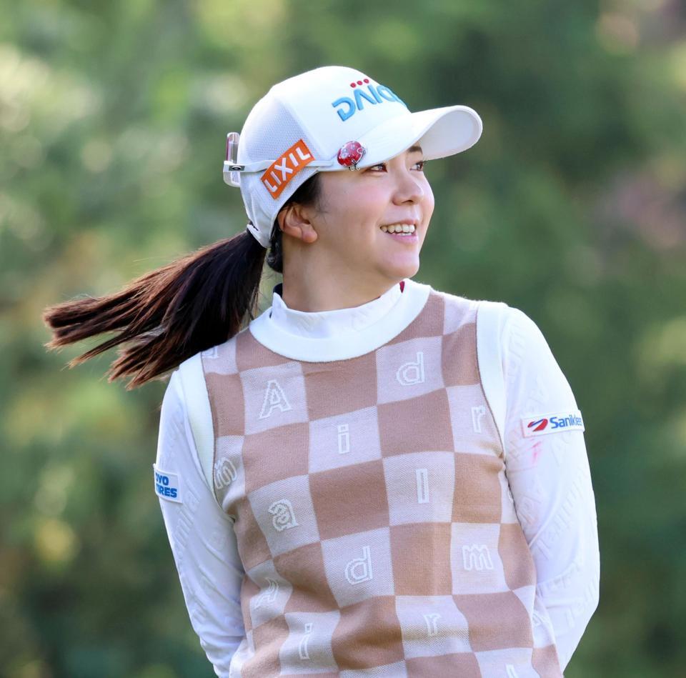 　３番、ティーグラウンドで笑顔を見せる堀琴音（撮影・山口登）