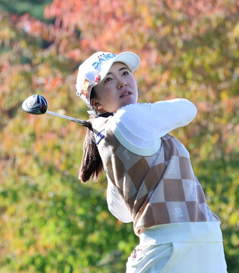 　３番、ティーショットを放つ堀琴音（撮影・山口登）