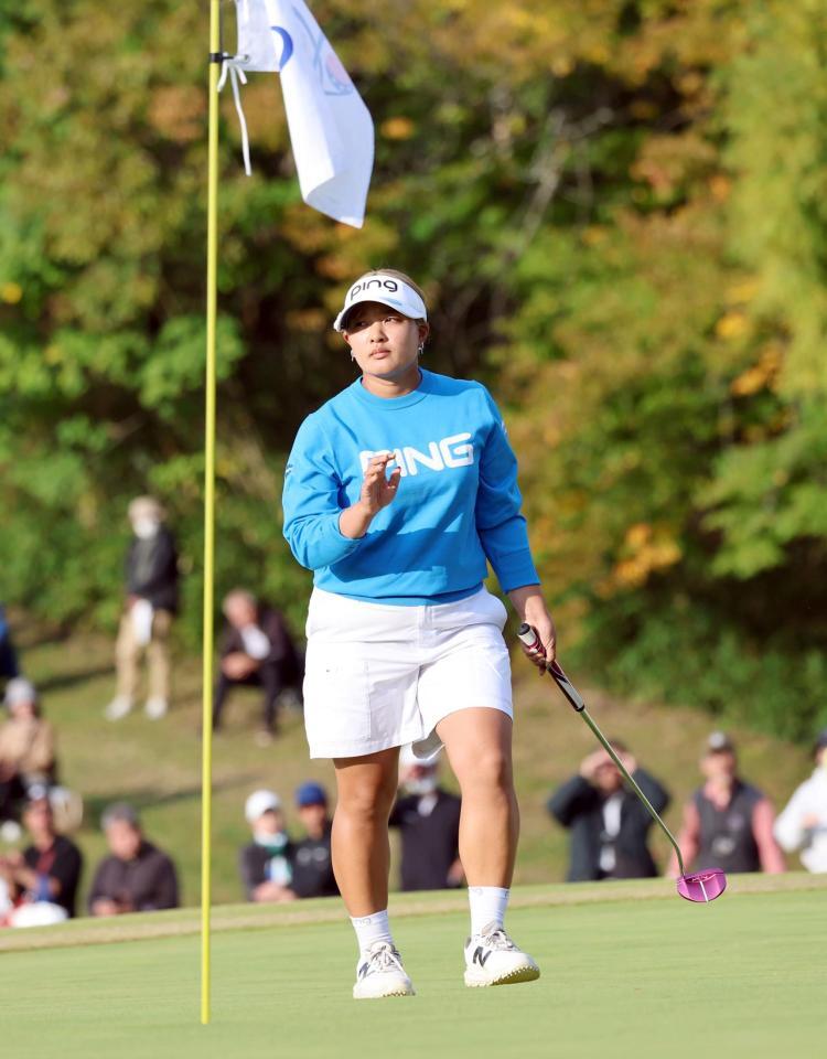 　１８番、バーディーパットを決める鈴木愛（撮影・山口登）