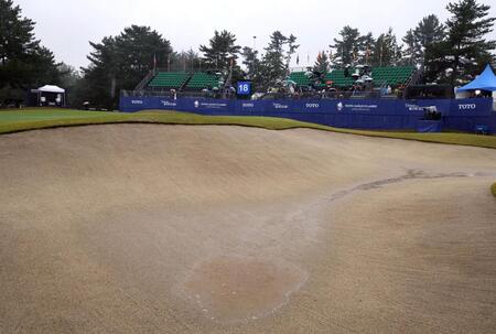 　１８番、バンカーに雨水がたまる（撮影・山口登）