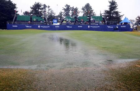 　雨脚が強まり、プレーが中断する（撮影・山口登）