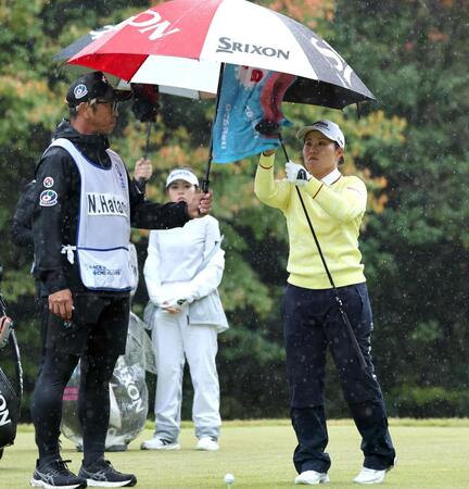 　２番、雨の中でラウンドする畑岡奈紗（撮影・山口登）