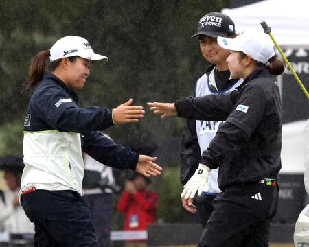 　プレーオフを終え、健闘をたたえ合う畑岡奈紗（左）と荒木優奈（撮影・山口登）