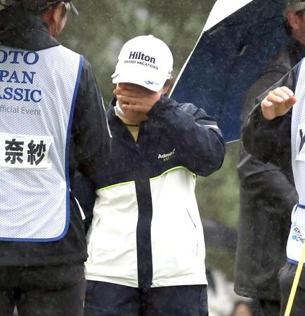 　優勝を決め、目頭を押さえる畑岡奈紗（撮影・山口登）