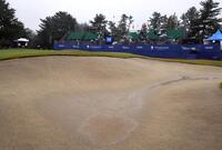 　１８番、バンカーに雨水がたまる（撮影・山口登）