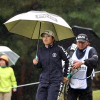 　２番、ティーグラウンドに向かう佐久間朱莉（撮影・山口登）