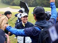 　関係者から祝福を受け笑顔を見せる畑岡奈紗（撮影・山口登）