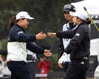 　プレーオフを終え、健闘をたたえ合う畑岡奈紗（左）と荒木優奈（撮影・山口登）