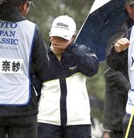 　優勝を決め、目頭を押さえる畑岡奈紗（撮影・山口登）