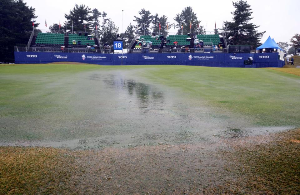 　雨脚が強まり、プレーが中断する（撮影・山口登）