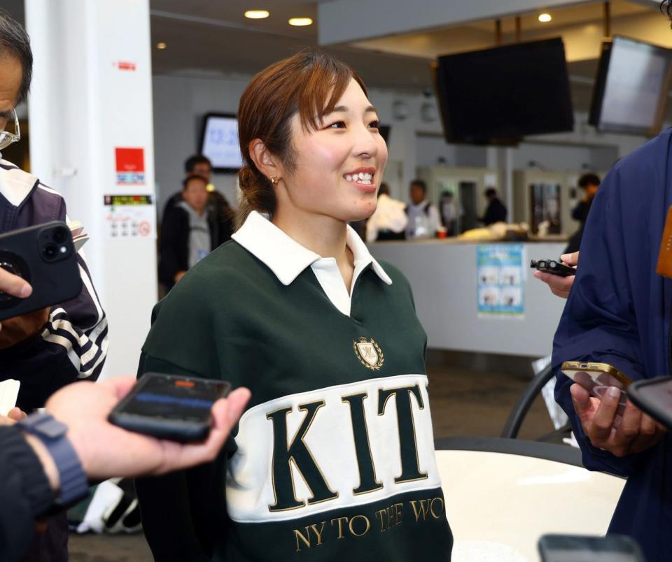 　最終日が中止となり取材対応をする佐久間朱莉（撮影・山口登）