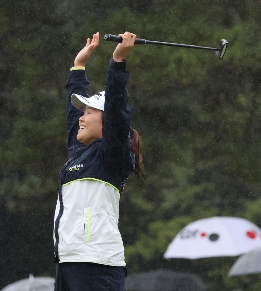 　プレーオフで優勝を決め喜ぶ畑岡奈紗（撮影・山口登）