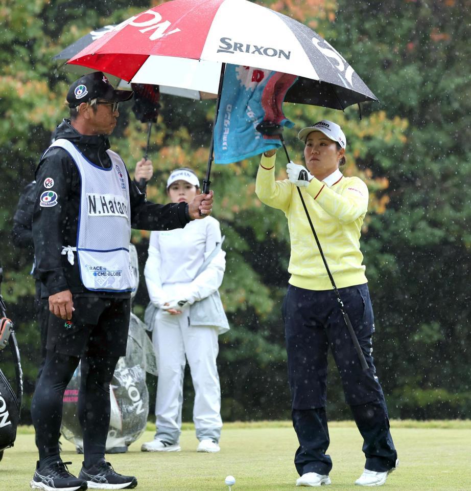 　２番、雨の中でラウンドする畑岡奈紗（撮影・山口登）
