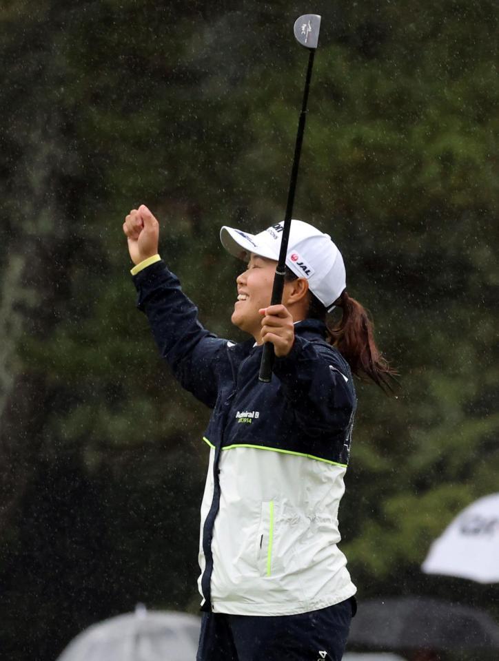 　プレーオフを制し、優勝を決め喜ぶ畑岡奈紗（撮影・山口登）