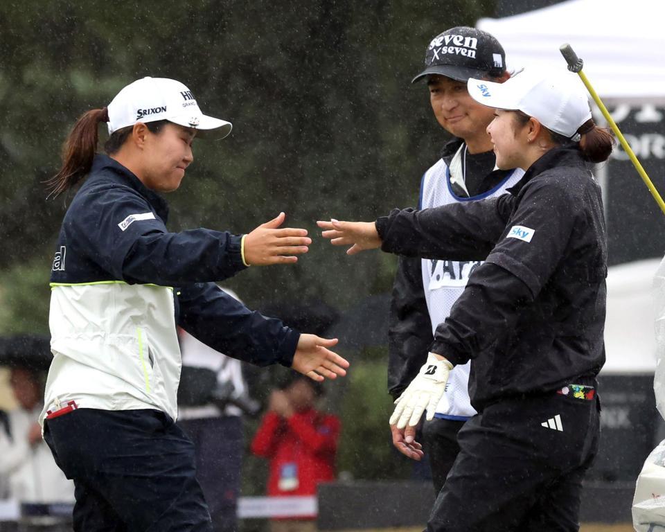 　プレーオフを終え、健闘をたたえ合う畑岡奈紗（左）と荒木優奈（撮影・山口登）