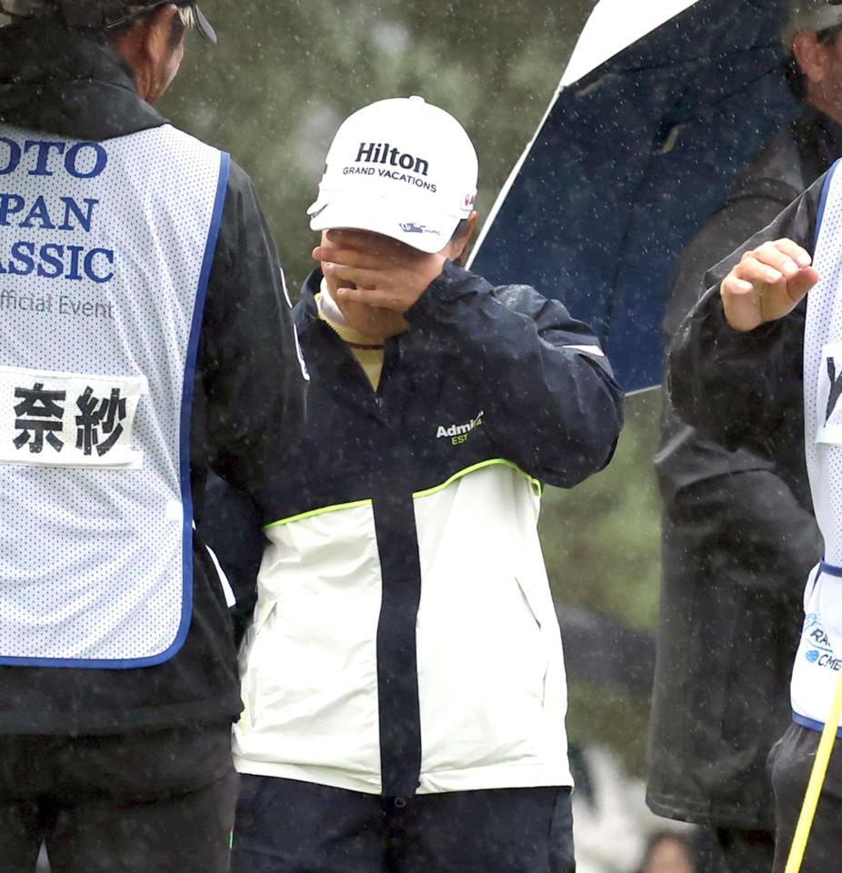 　優勝を決め、目頭を押さえる畑岡奈紗（撮影・山口登）