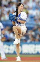　始球式を行う鈴木愛佳子（２５年８月撮影）