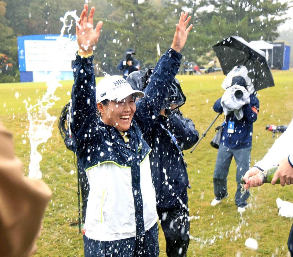 　プレーオフで優勝を決め、祝福される畑岡奈紗（撮影・山口登）