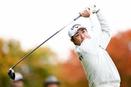 　第１日、１１番でティーショットを放つ山田大晟。５アンダーで首位＝太平洋クラブ御殿場