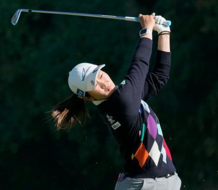 　第１日、２番でティーショットを放つ神谷そら。７アンダーで首位＝グレートアイランドＣ