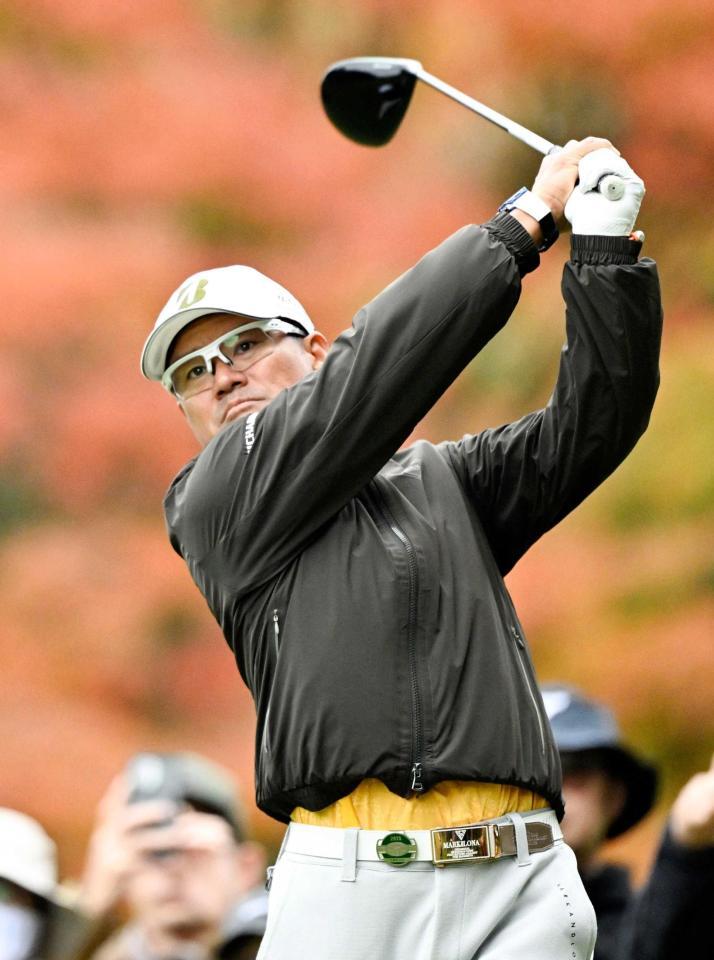 　８番でティーショットを放つ宮里優作