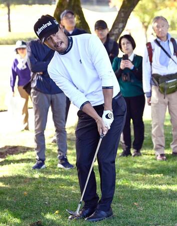 　６番でショットを放つ小平智