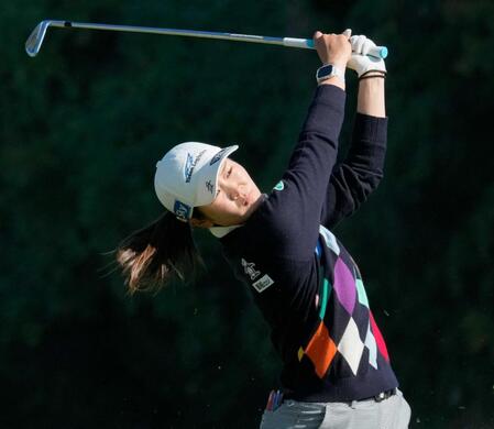 　２番でティーショットを放つ神谷そら