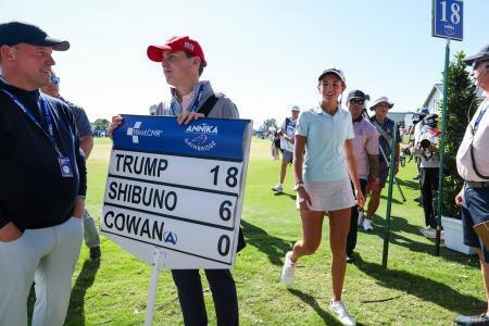 　アニカ・ゲインブリッジ・ペリカン第２ラウンド、１８番を終えたアマチュアのカイ・トランプ＝１４日、フロリダ州ベレア（イマジンイメージズ・ロイター＝共同）