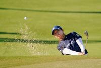 　２番でバンカーショットを放つ渋野日向子（共同）