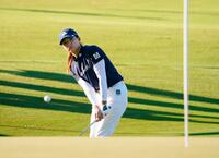 　２番でアプローチショットを放つ渋野日向子（共同）