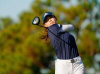 　２番でティーショットを放つ渋野日向子（共同）