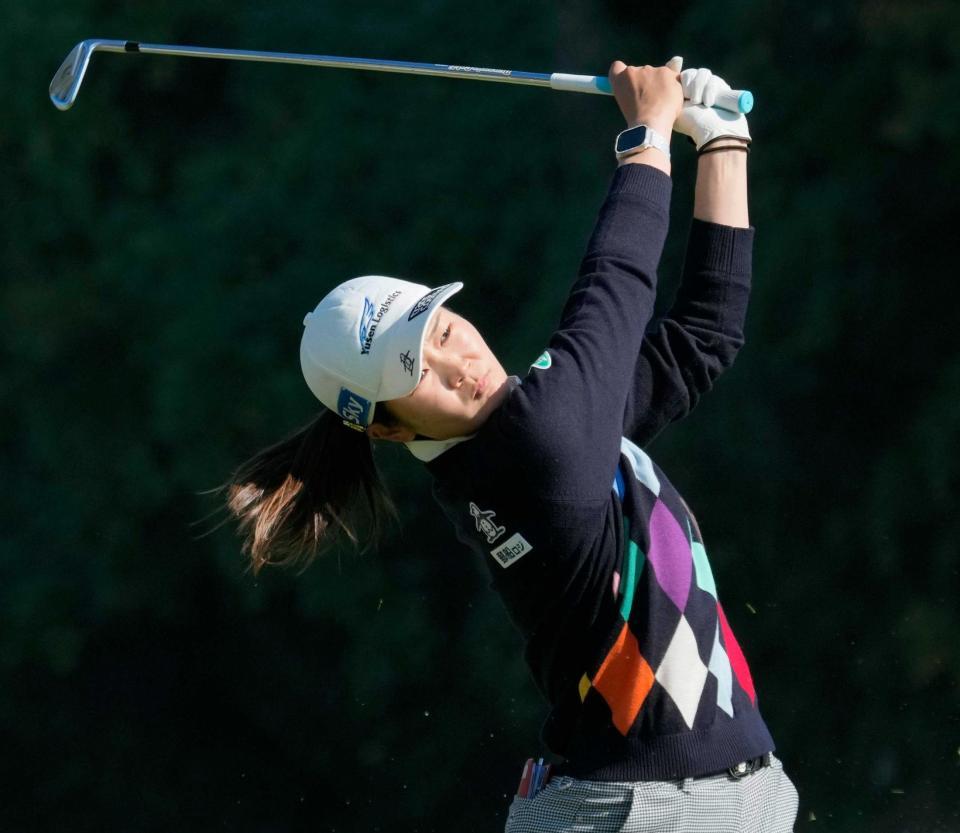 　２番でティーショットを放つ神谷そら