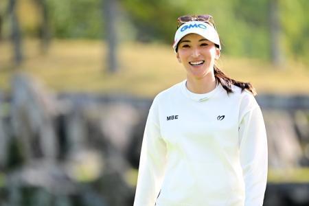 　伊藤園レディース最終ラウンド、１８番グリーンを笑顔で後にする脇元華＝１６日、千葉県グレートアイランドＣ（ゲッティ＝共同）